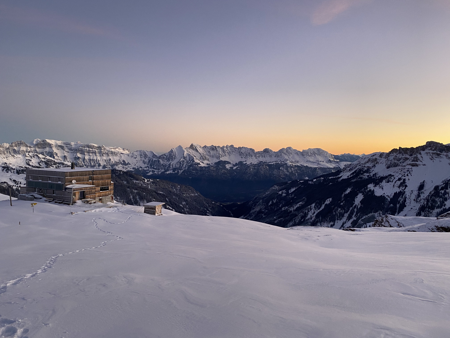 Spitzmeilenhütte im Sonnenaufgang