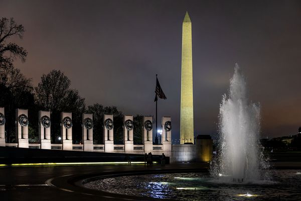Splashing Fountain...