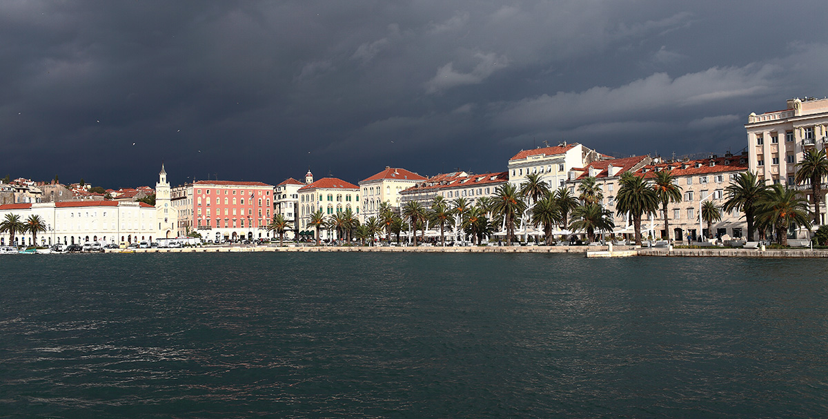 Split bei dunkel dräuendem Himmel