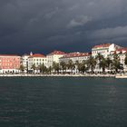 Split bei dunkel dräuendem Himmel