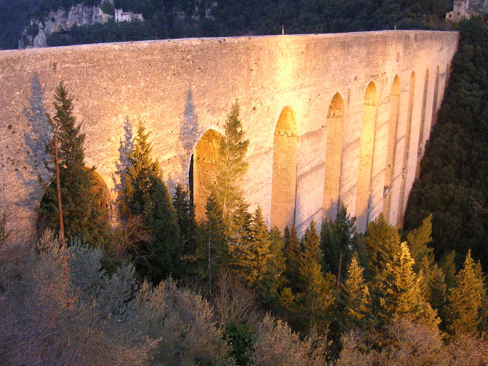 Spoleto, il sole sul ponte