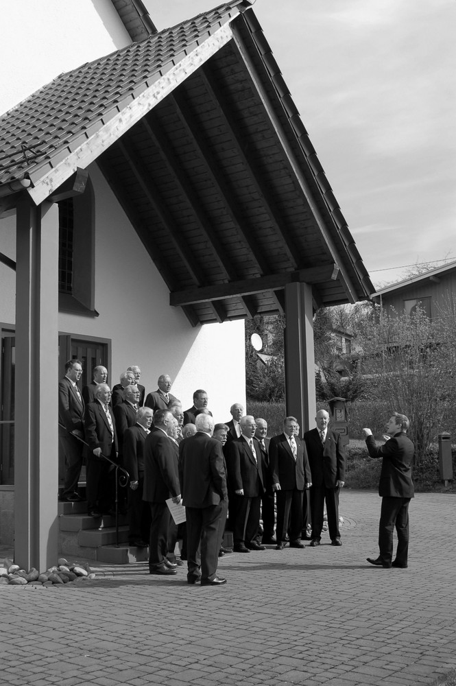 Spontan-Aufführung vor der Kirche in Krombach