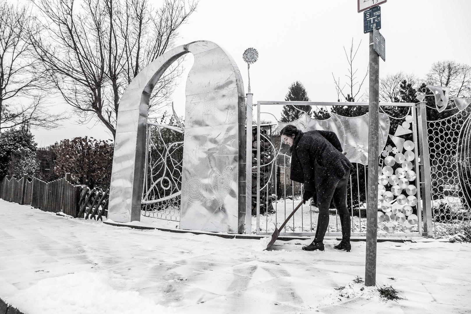 Spontan! Mädchen beim Schneeschieben