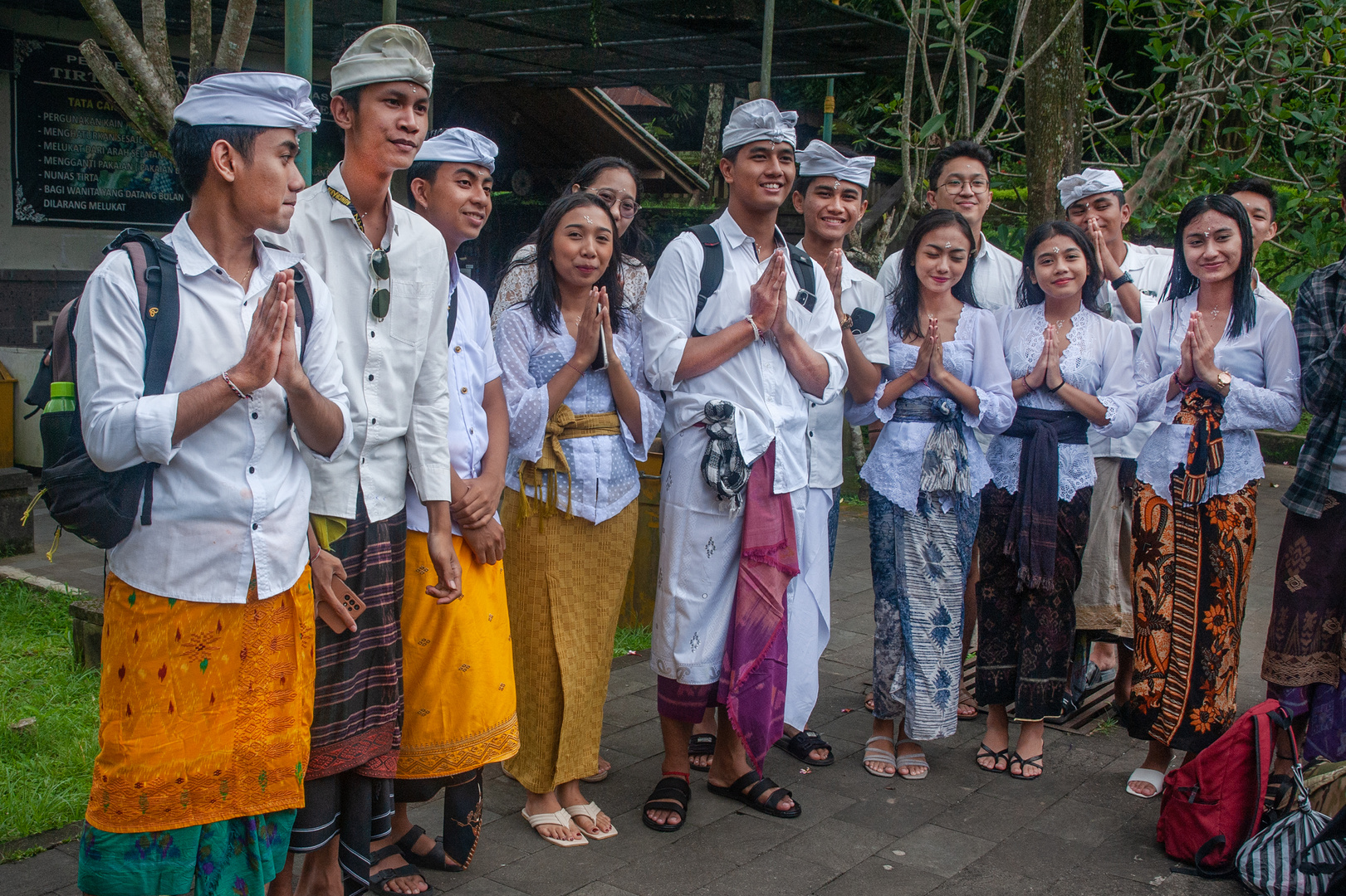 Spontaneous encounter at Pura Tirta Mombul