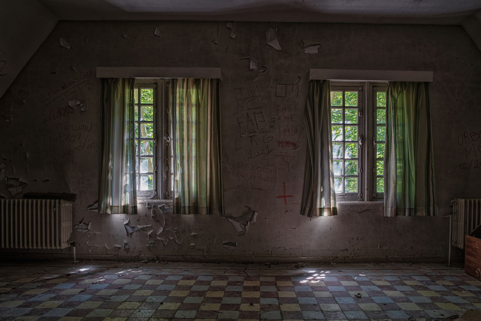 spooky Räume in der Kinderpsychiatrie -- viel Platz für Phantasie