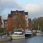 Sport-Boote und Motoryachten im Leeraner Binnenhafen am alten Leda-Arm