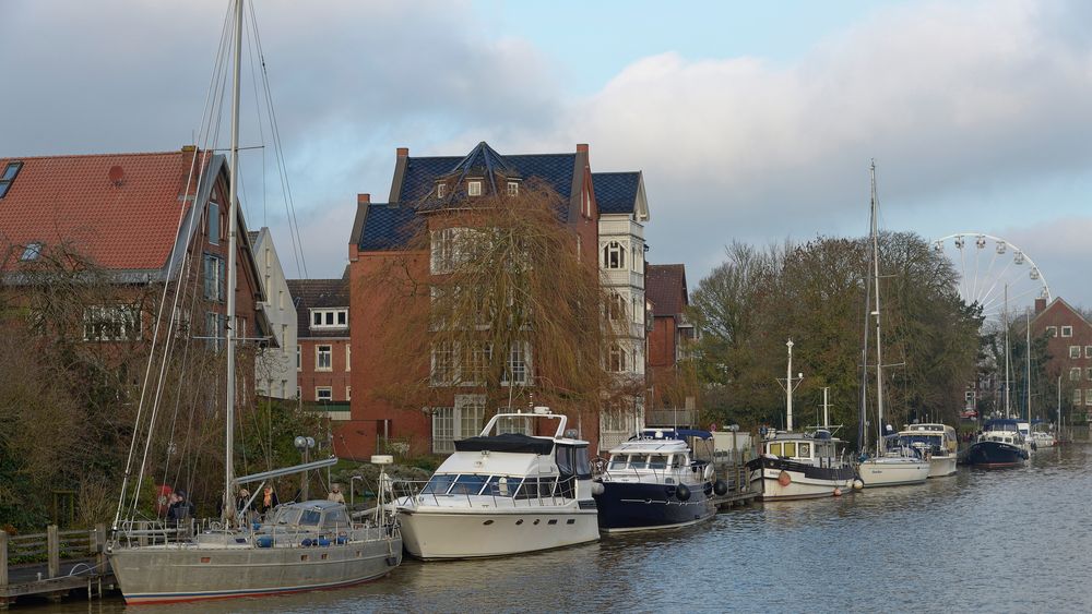 Sport-Boote und Motoryachten im Leeraner Binnenhafen am alten Leda-Arm