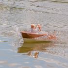 Sportboot bei sonnigem Wetter auf dem Teich