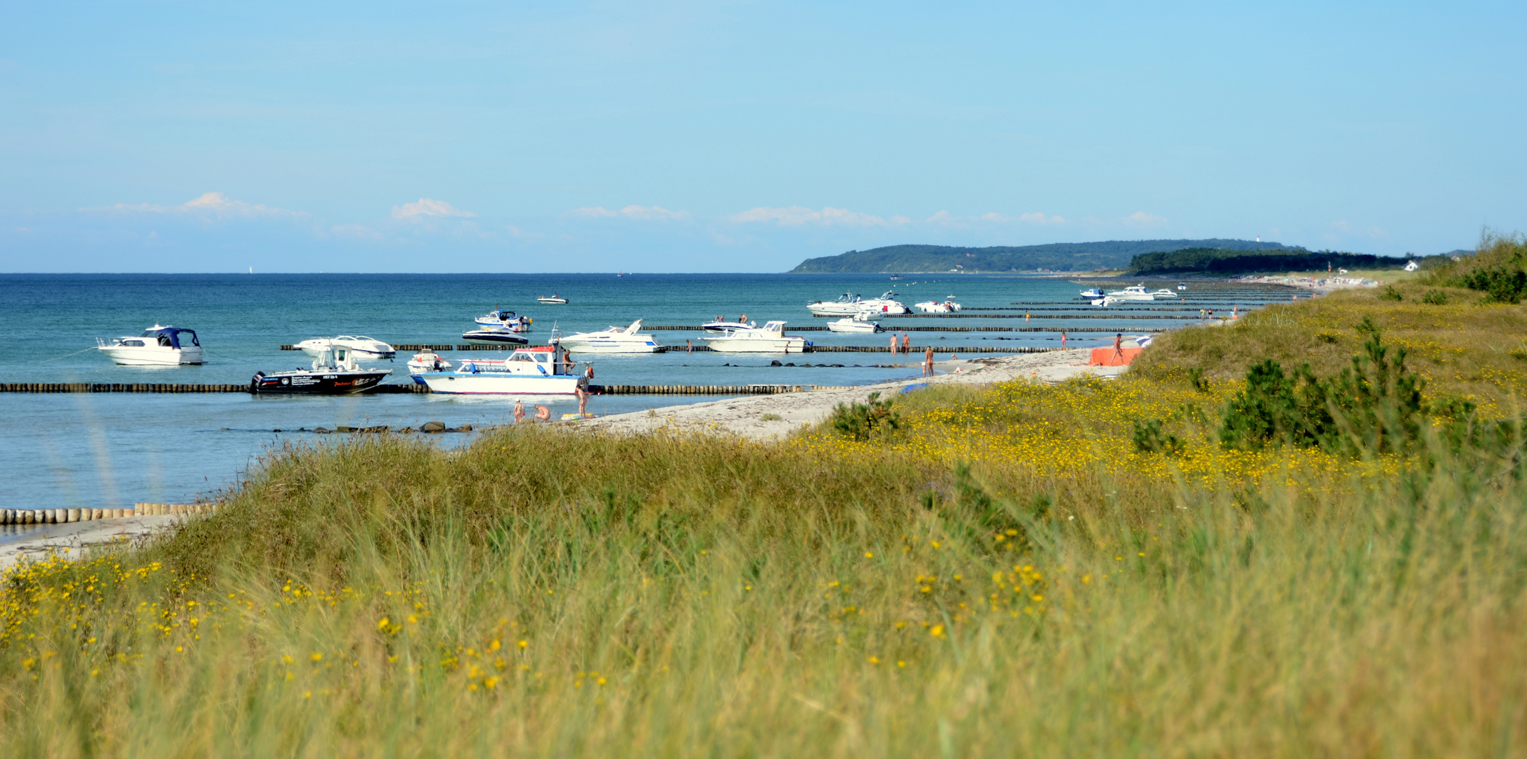 Sportboote im Süden der Insel