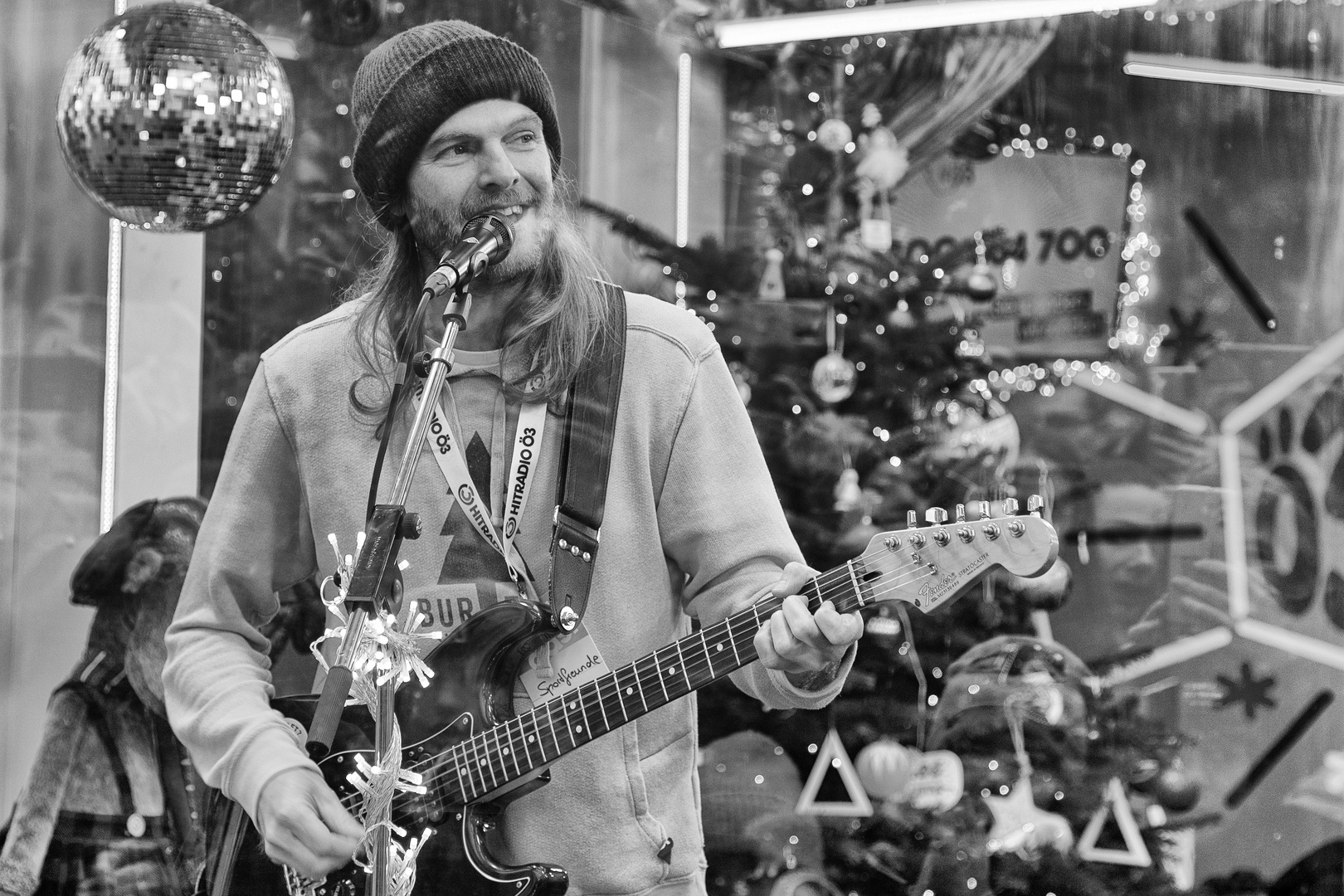 Sportfreunde Stiller im gläsernen OE3 Weihnachtswunder Studio in Bregenz.