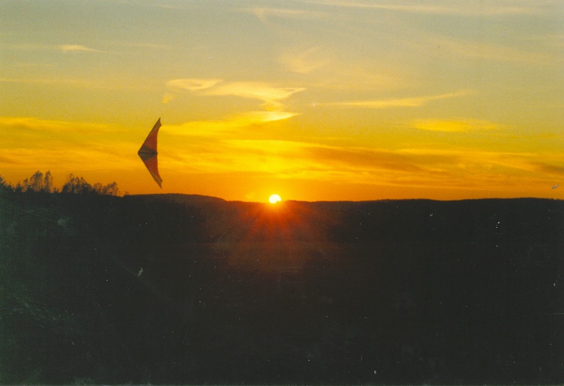 Sportlenkdrachen Fliegt im den Sonnenuntergang