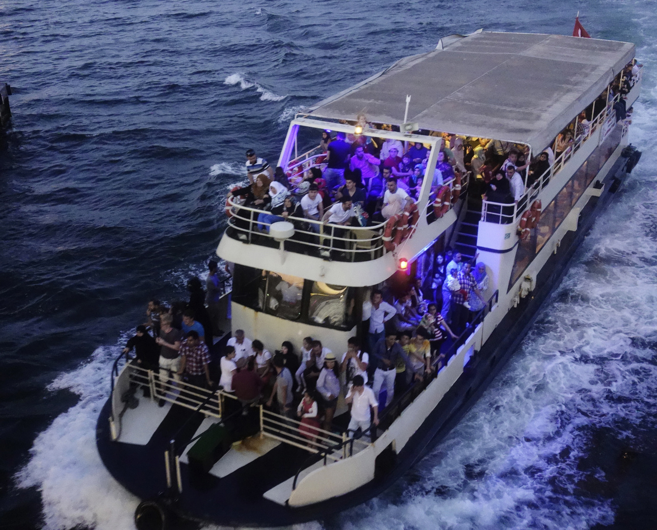 sportlich rasante Abendfahrt auf vollem Schiff über den Bosporus
