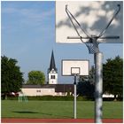 Sportplatz und Kirche