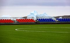 Sportplatz vor den Eisbergen