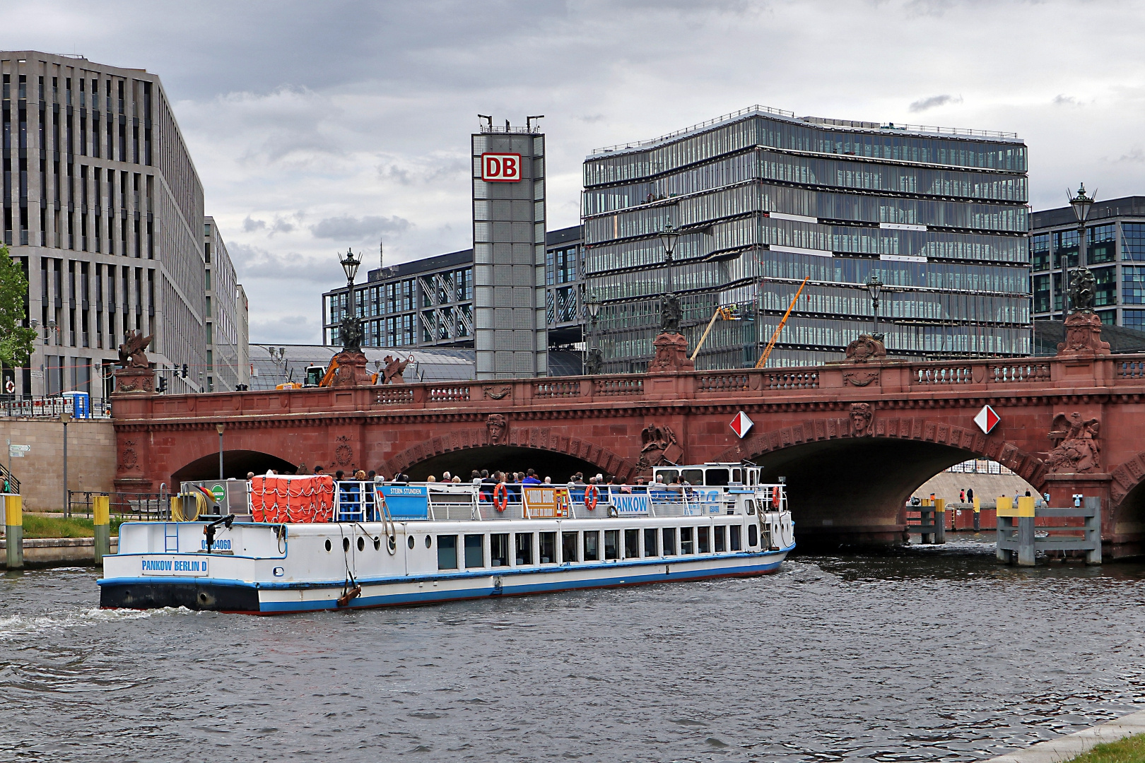 Spree am Hauptbahnhof