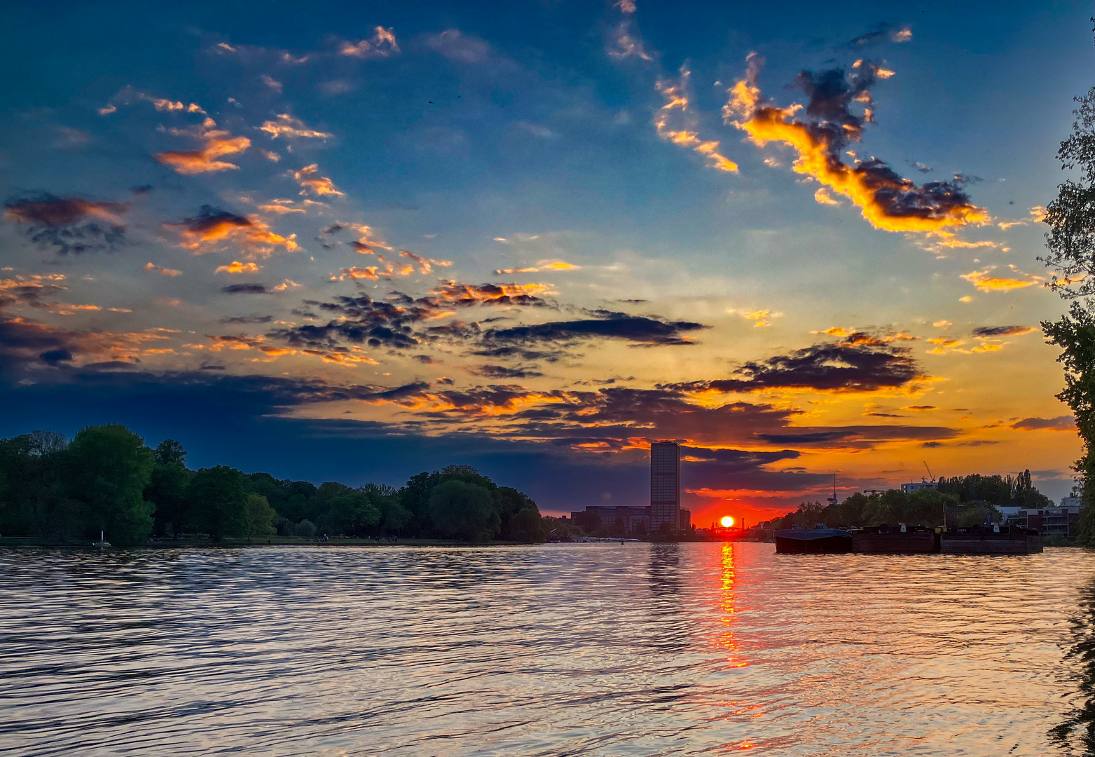 Spree mit Blick auf Alt-Stralau und den Treptower Park 