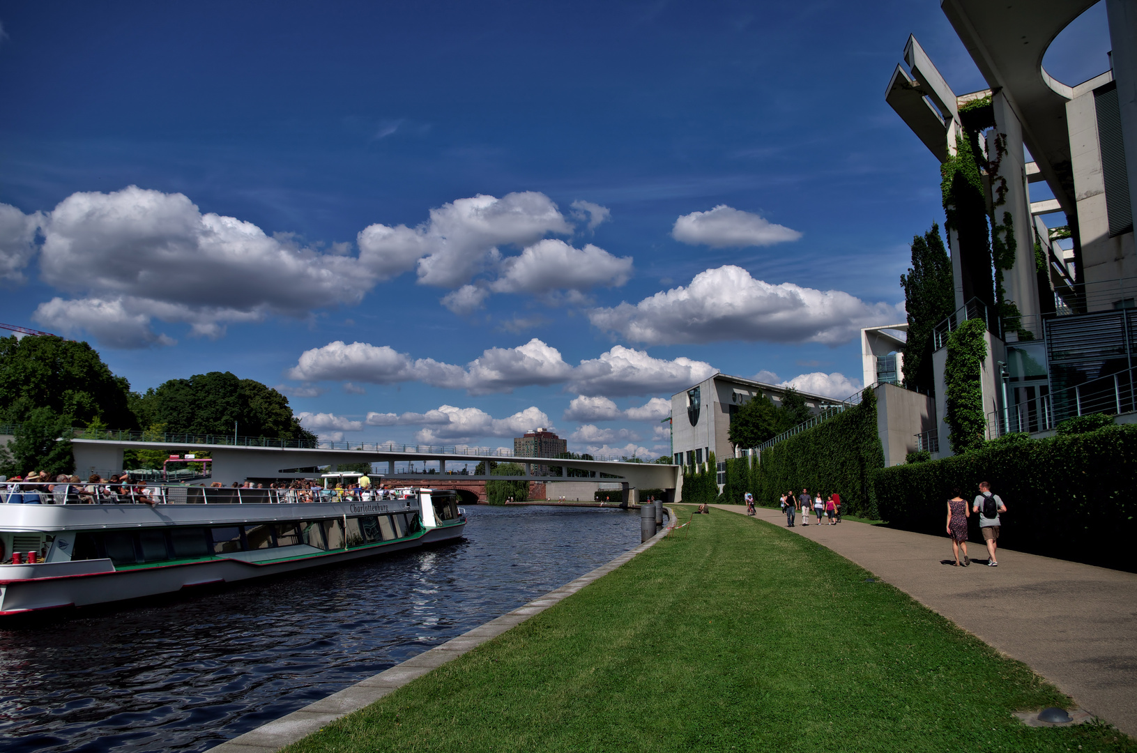 Spree mit Kanzleramt