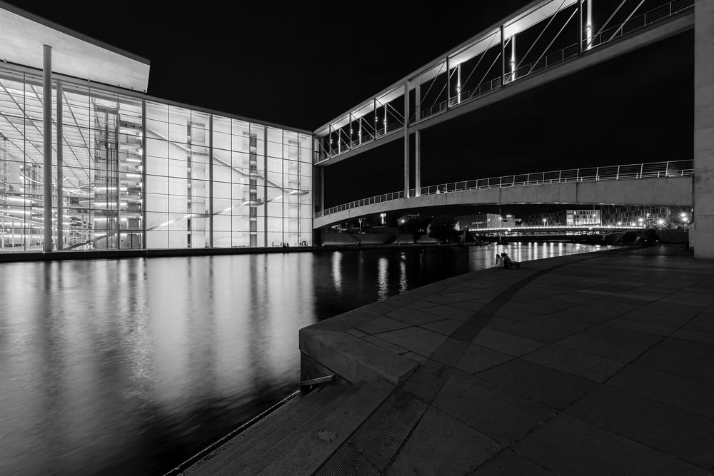 Spreebogen - Blick zur Fußgängerbrücke