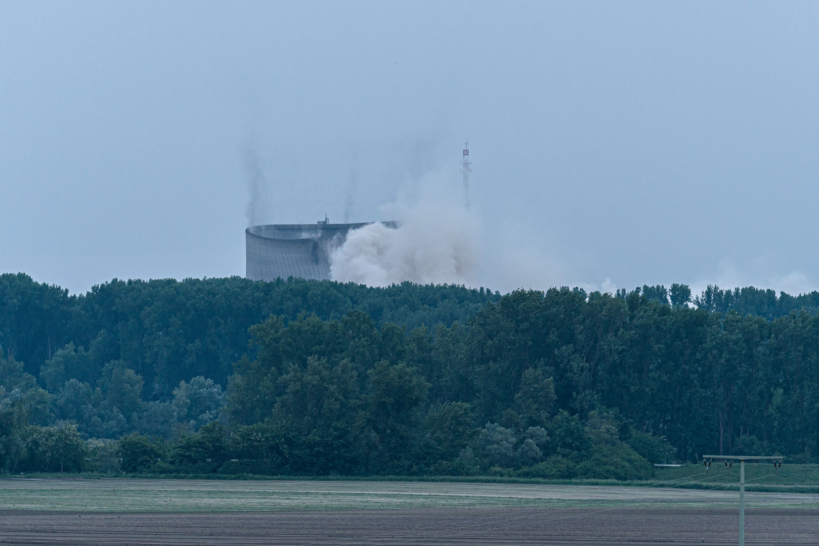 Sprengung der Kühltürme des Atomkraftwerks Philippsburg (2)