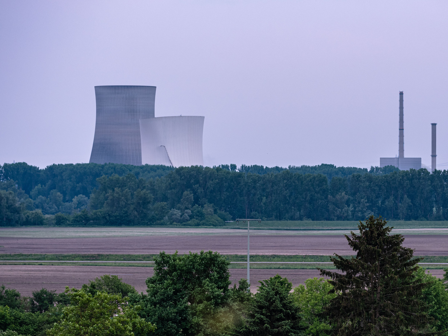 Sprengung der Kühltürme des Atomkraftwerks Philippsburg