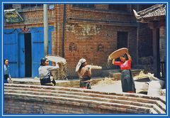 Spreu vom Weizen trennen ,   Bhaktapur  Nepal