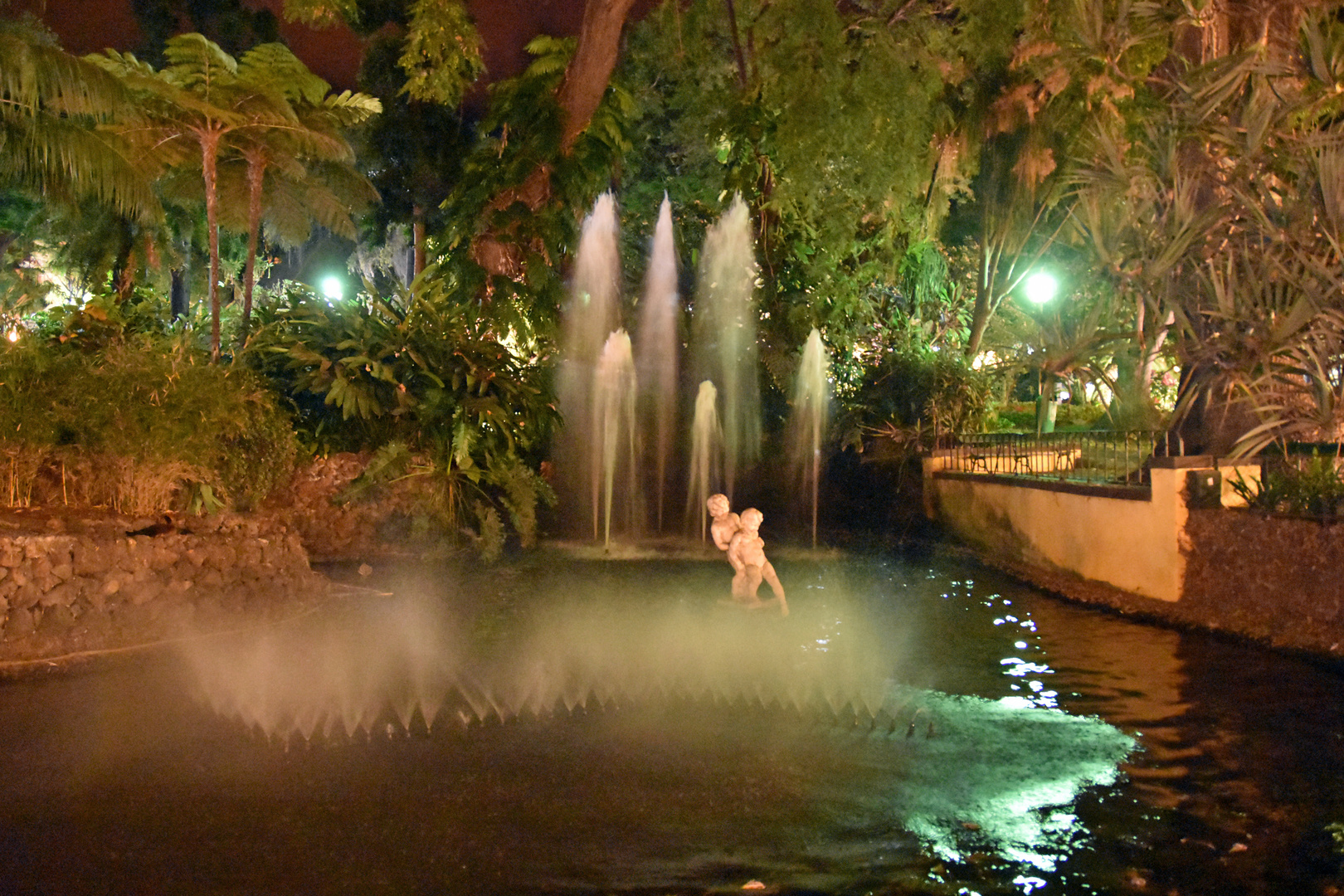 Springbrunnen am Abend im Jardim Municipal in Funchal