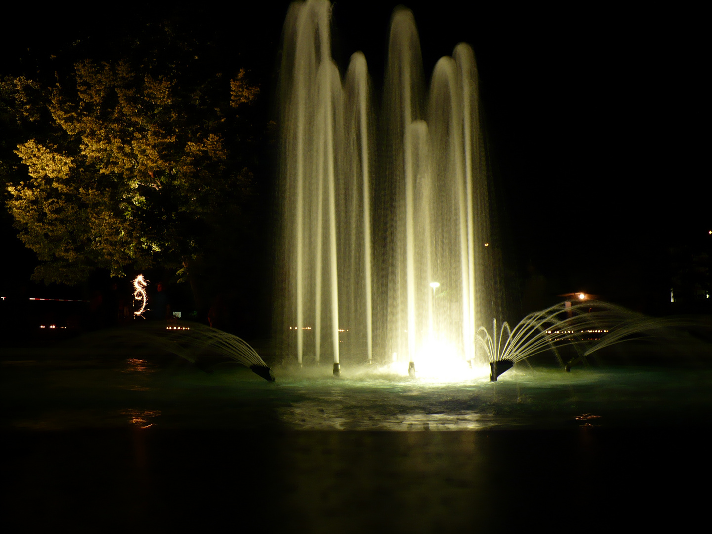 Springbrunnen bei Nacht