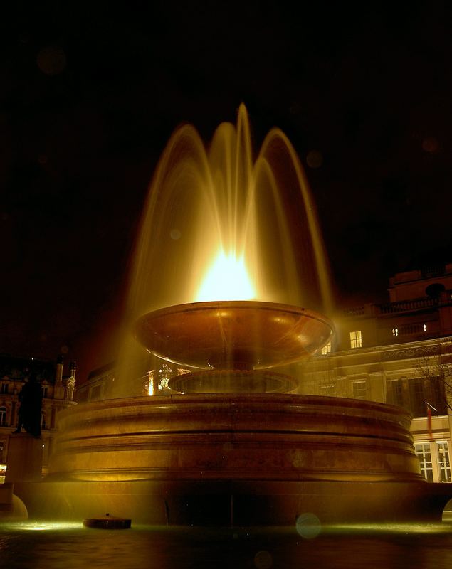 Springbrunnen bei Nacht