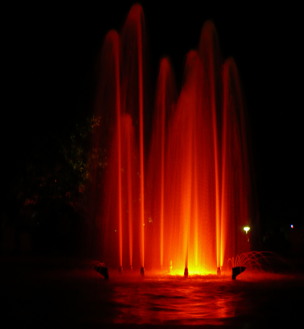 Springbrunnen bei Nacht rot beleuchtet