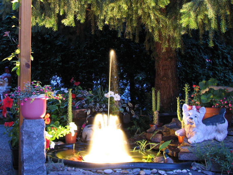 Springbrunnen bei starker Dämmerung