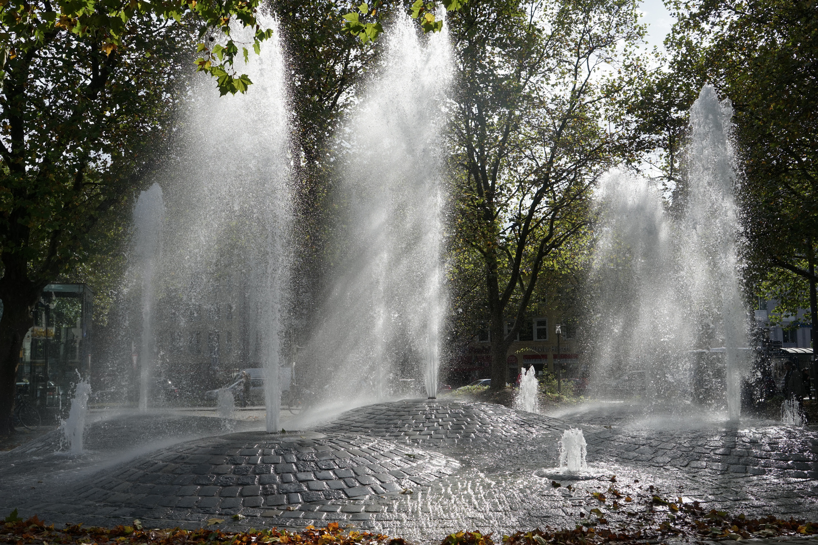 Springbrunnen in der Herbstsonne