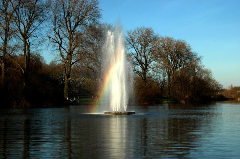 Springbrunnen mit Regenbogen