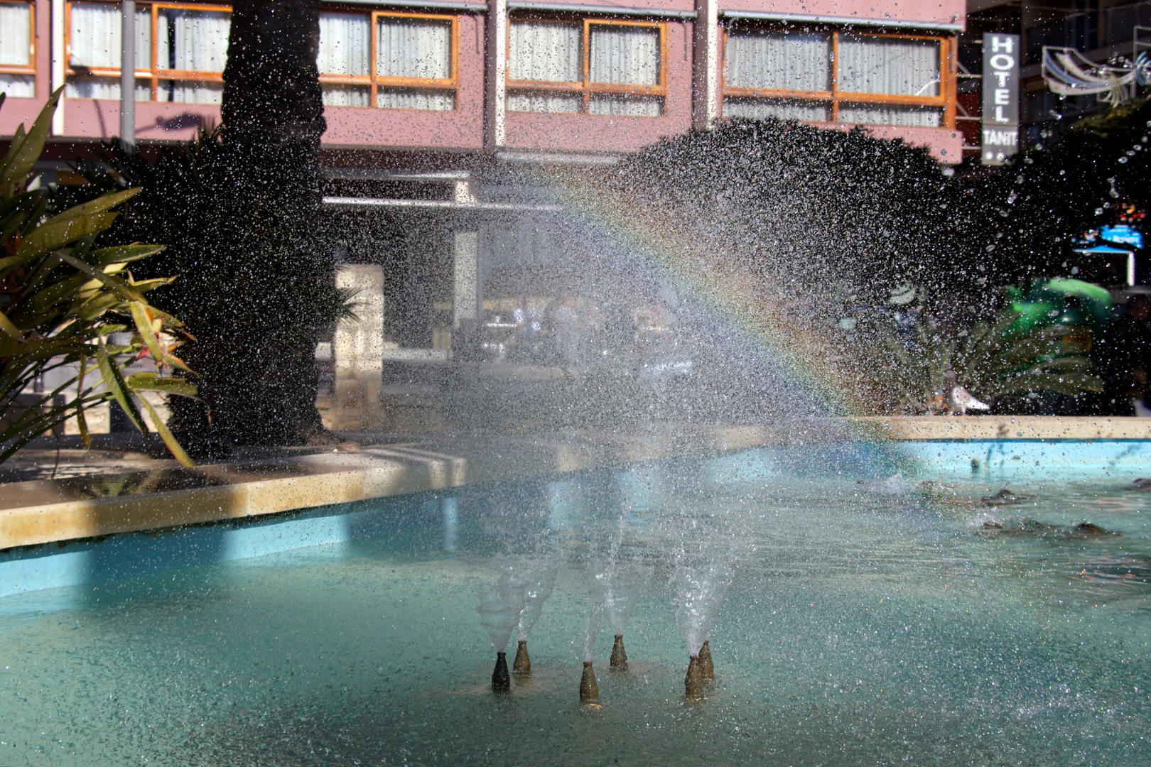 Springbrunnen mit Regenbogen