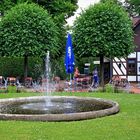 Springbrunnen und Schnellrestaurant