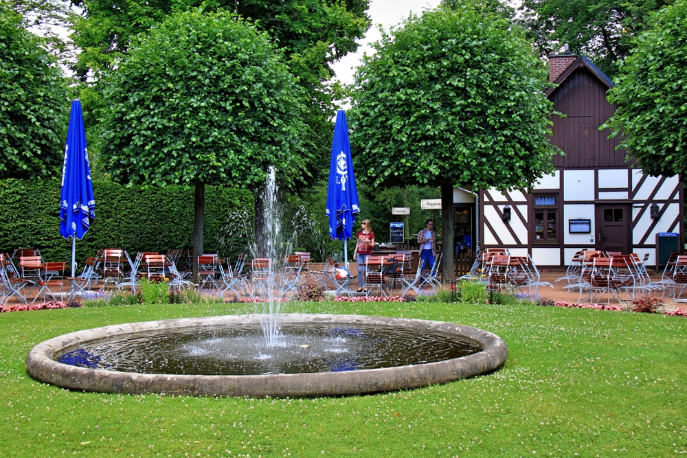 Springbrunnen und Schnellrestaurant