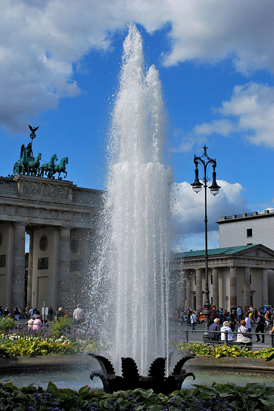 Springbrunnen vor dem Brandenburger Tor Berlin Foto & Bild