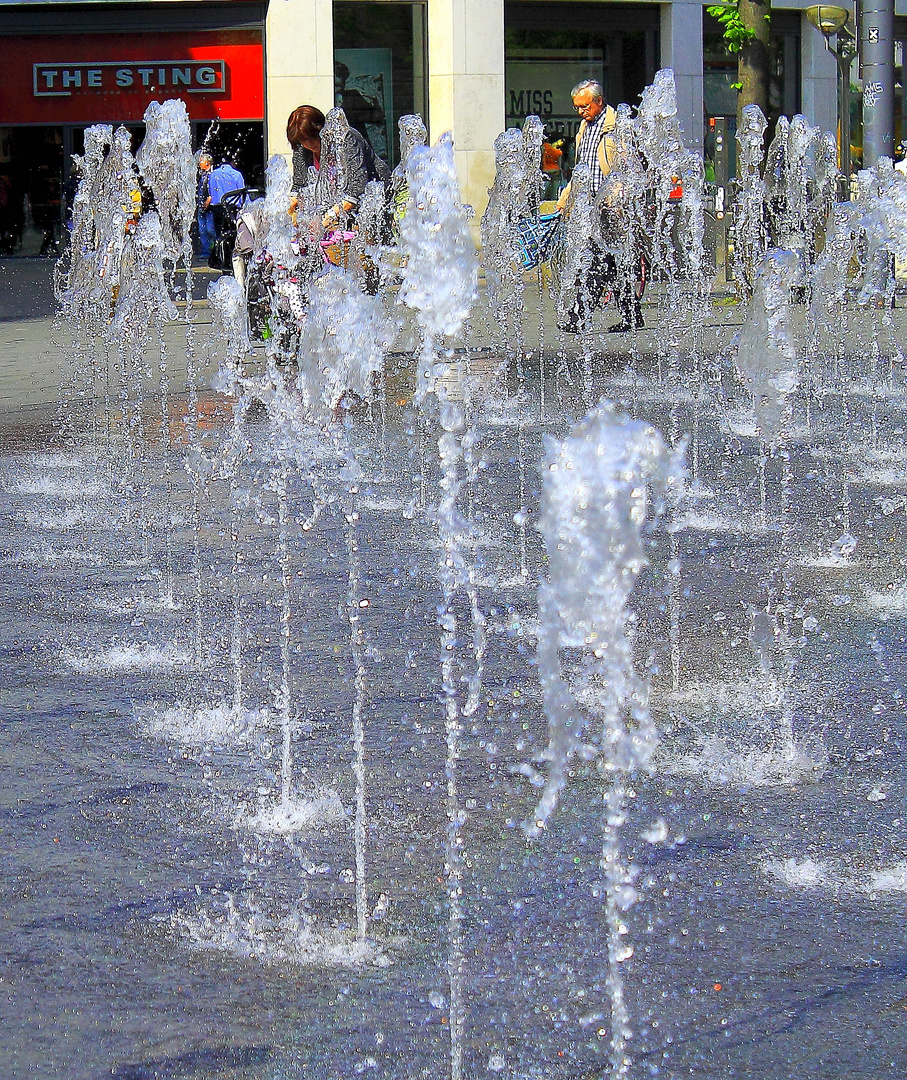 Springbrunnen vor dem Forum in Duisburg