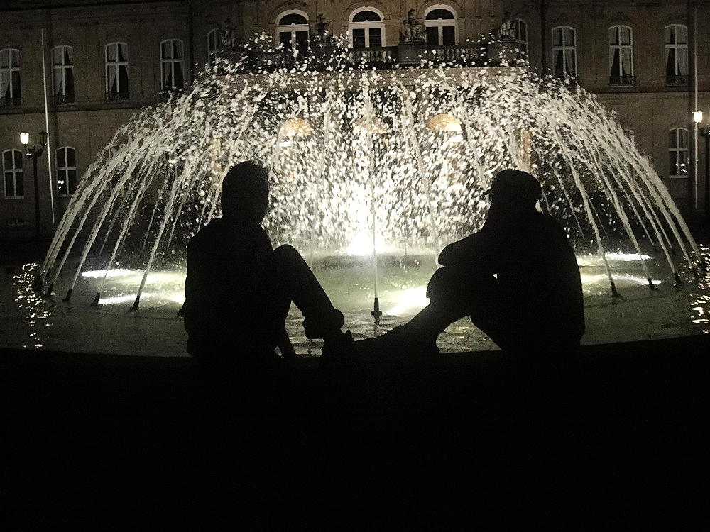 Springbrunnen vor dem Neuen Schloss in Stuttgart bei Nacht