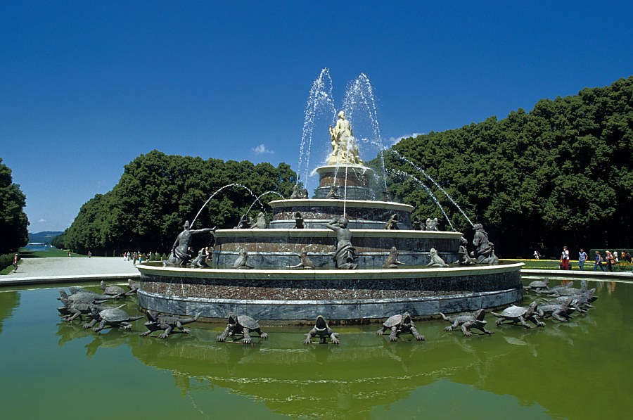 Springbrunnen vor dem Schloß auf der Insel Herrenchiemsee