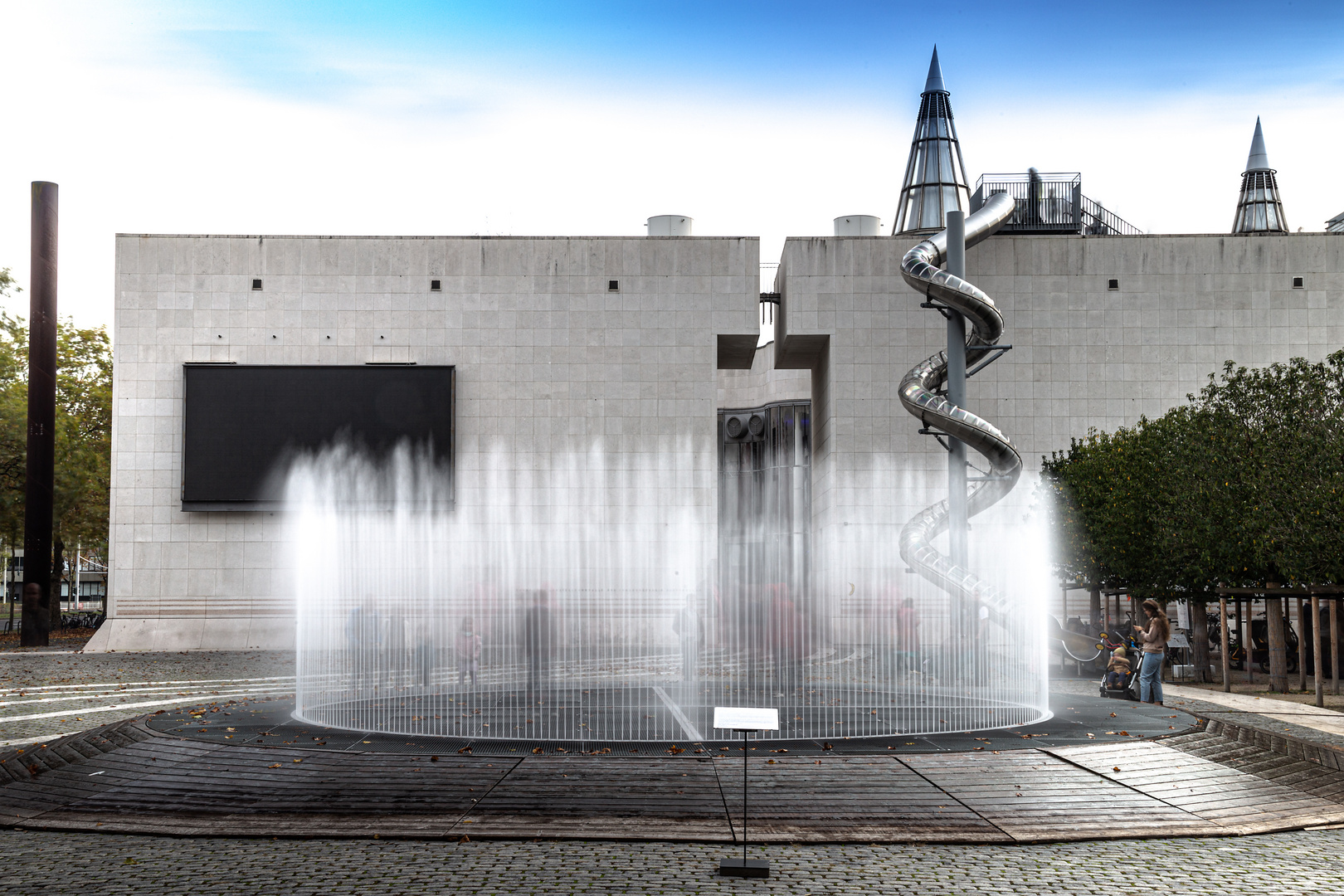 Springbrunnen vor der Bundeskunsthalle