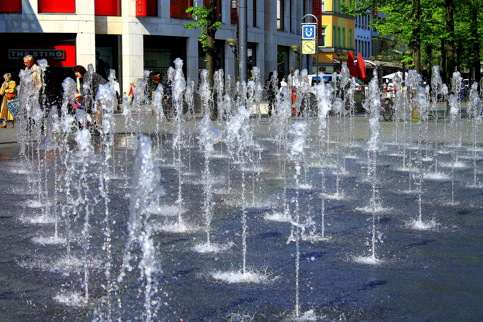 Springbrunnenanlage vor dem Forum in Duisburg