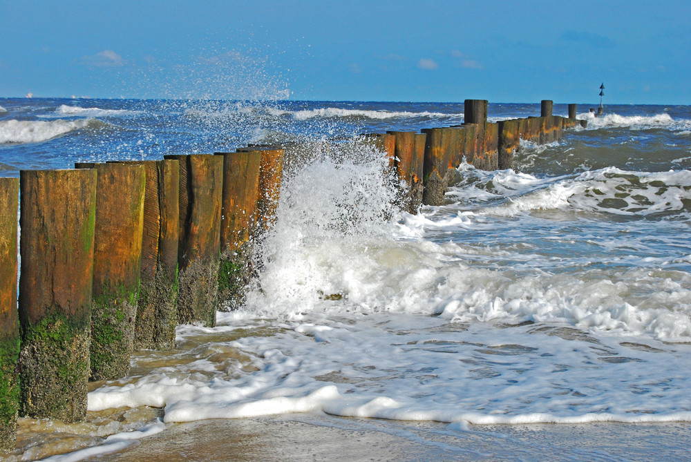 Spritzendes Wasser an Holzbohlen