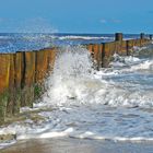 Spritzendes Wasser an Holzbohlen