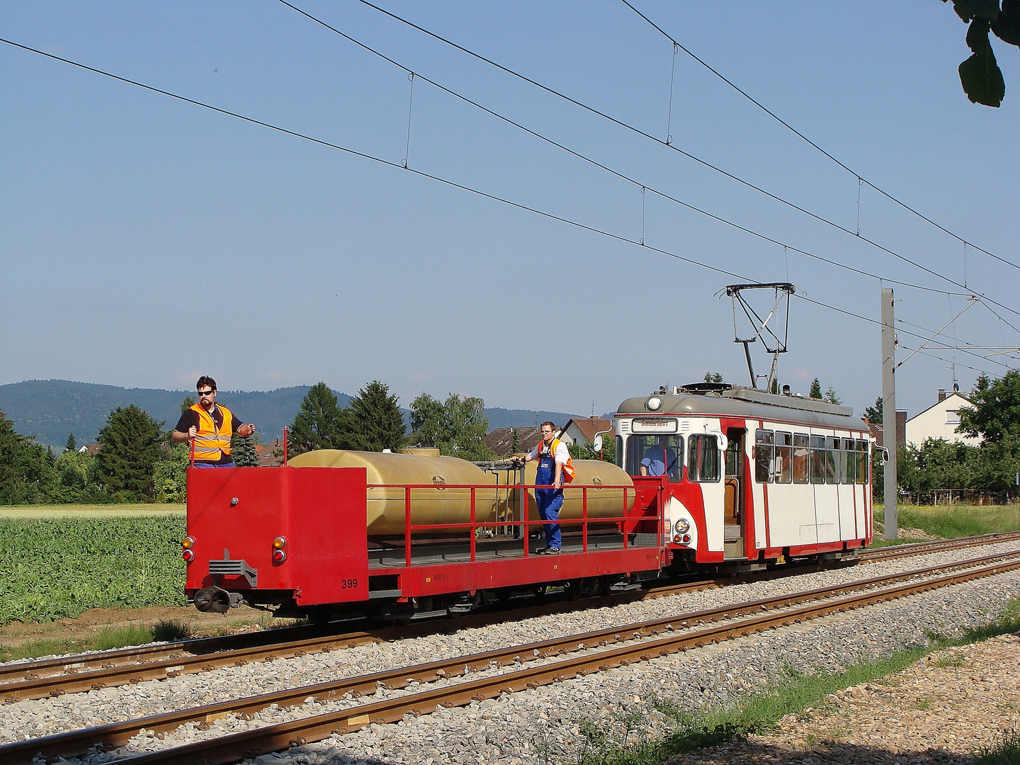 Spritzwagen 399 und Tw 4357 bei Edingen West