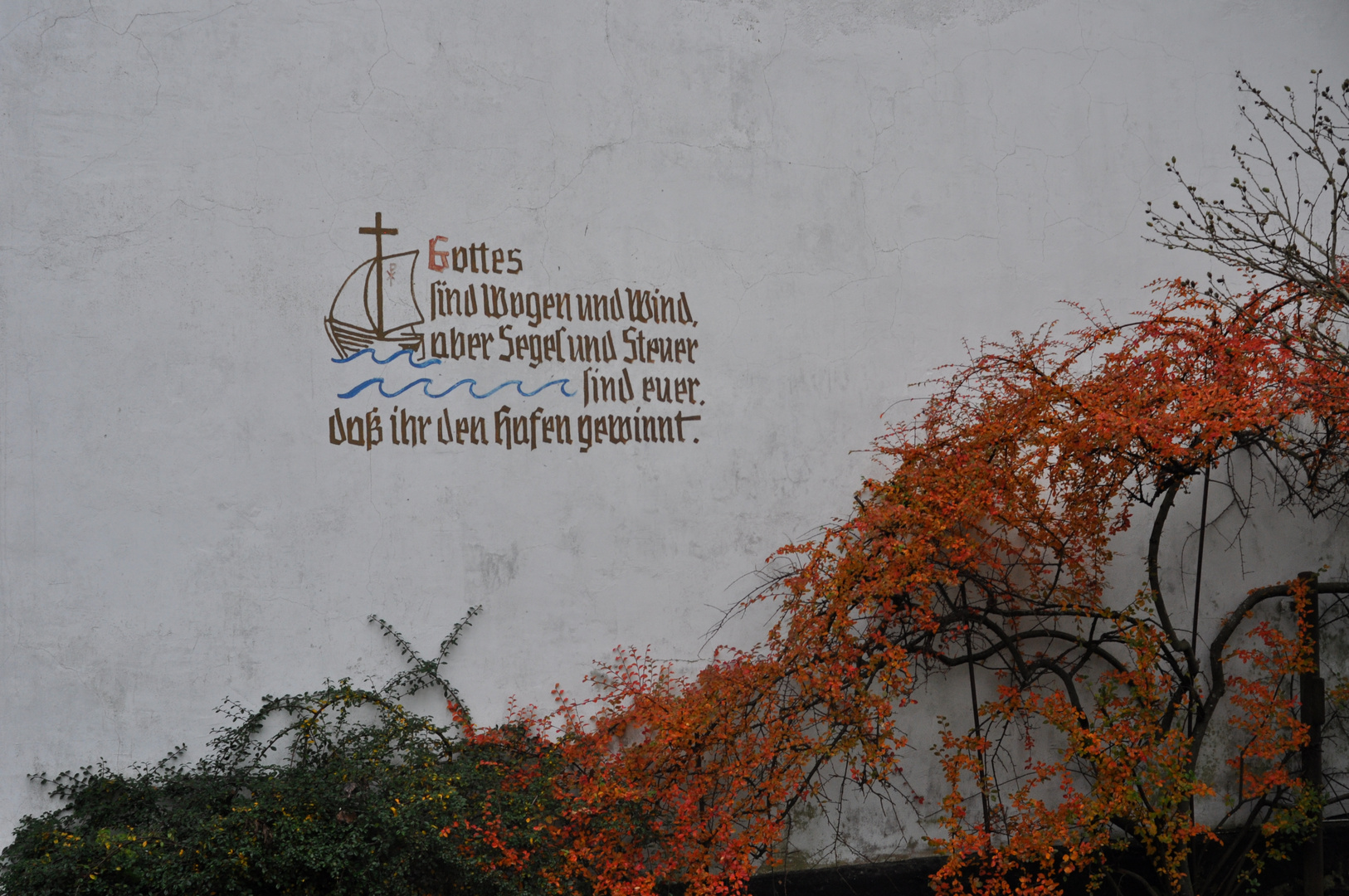 Spruch auf Giebelwand des Pfarrhauses in Kloster (Ostseeinsel Hiddensee