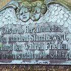 Spruchtafel auf Grabstein