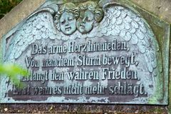 Spruchtafel auf Grabstein