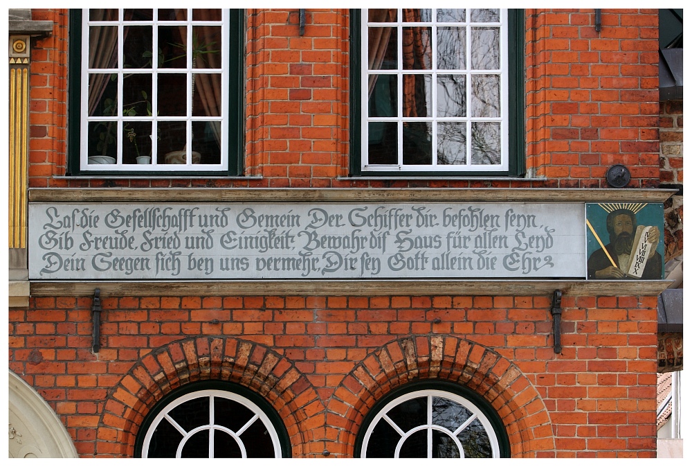 Spruchtafel Rechts am Haus der Schiffergesellschaft