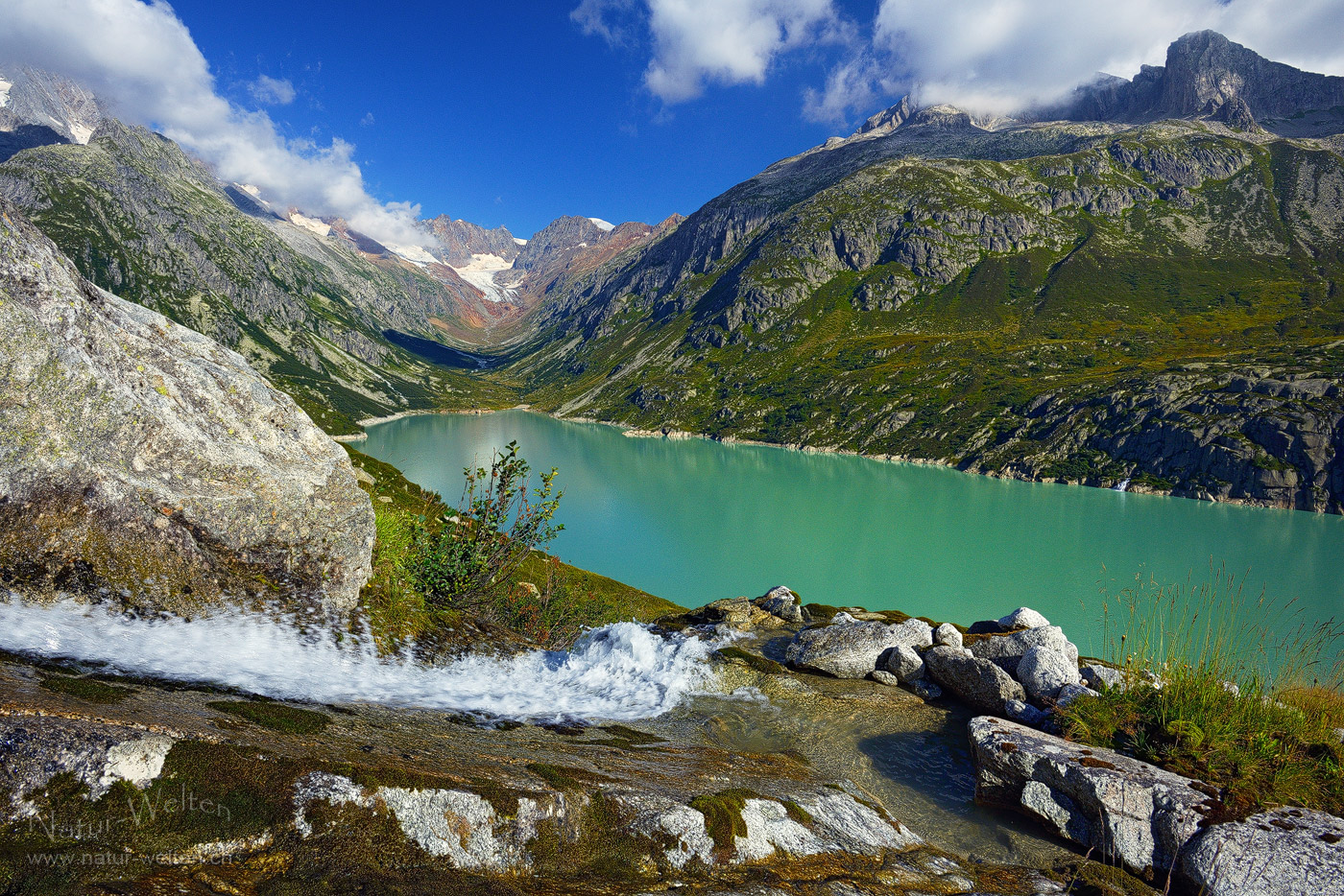 Sprudelnde Wasser, rote Felsen