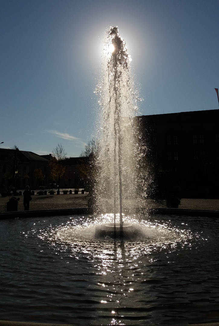 sprudelndes Wasser im Schein der Sonne